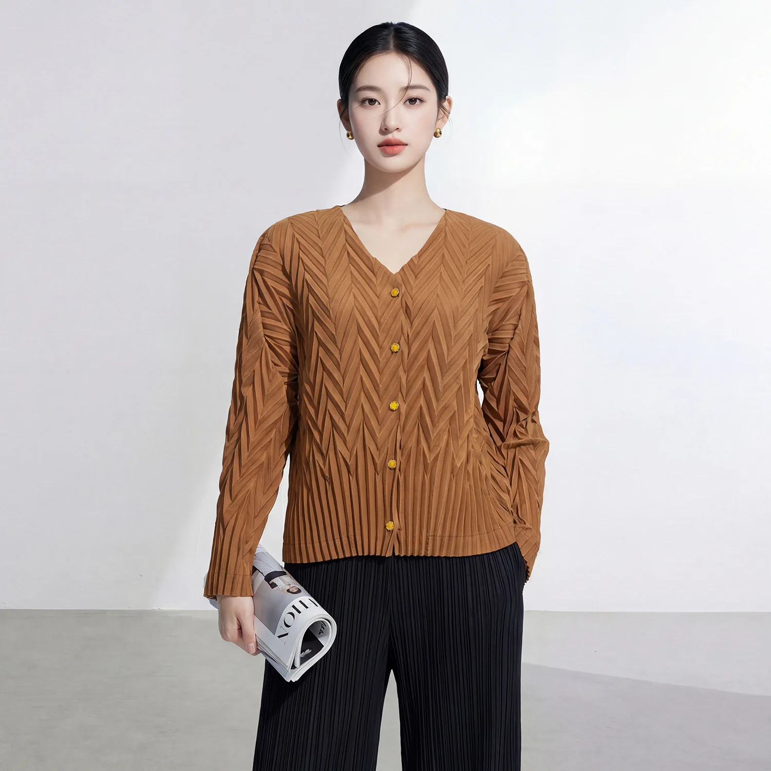 

Miyake Solid Color Women's Cardigan V-neck Long Sleeve 3D Textured Single-button Pleated Black Top 2026 Spring New 2DB6964