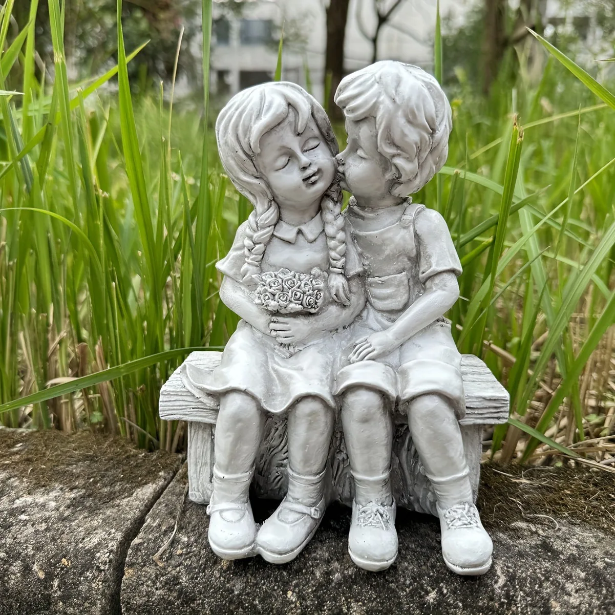New Resin Boy Kissing Girl Statue Tabletop Decor Romantic Home Office Desktop Figurine Valentine Wedding Gift
