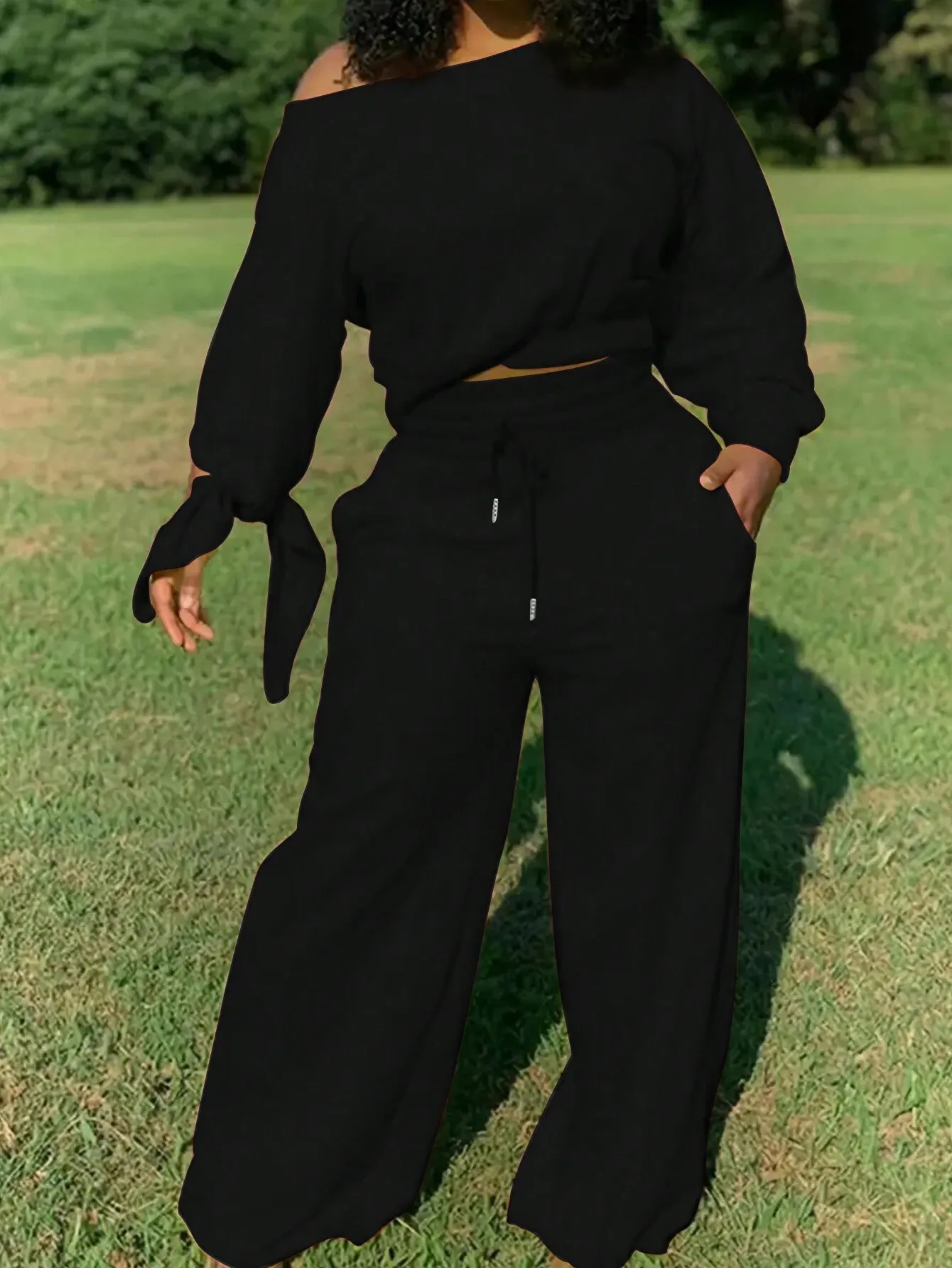 

Женский черный комплект: укороченный топ с открытыми плечами и широкие спортивные брюки, свободный крой с завязками на рукавах