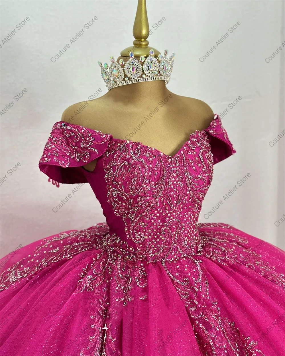 Abiti Quinceanera con strascico increspato in tulle con applicazioni di pizzo rosa caldo con spalle scoperte Abito da ballo da 15 anni Abito da principessa personalizzato