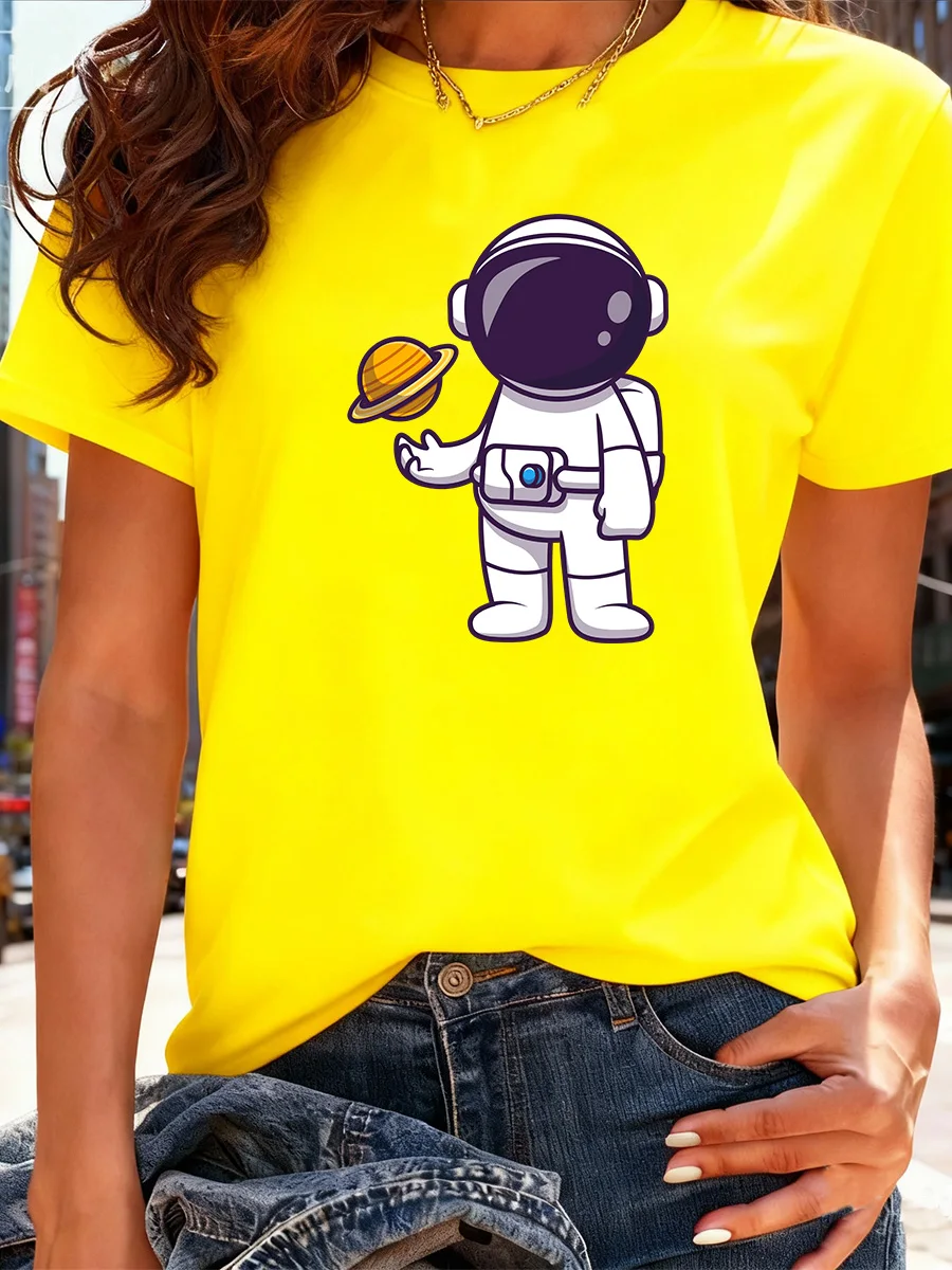 تي شيرت أبيض قصير الأكمام مع رائد فضاء كرتوني لطيف يحمل رسومات زحل، تي شيرت كاجوال بطابع مساحة للارتداء اليومي #2