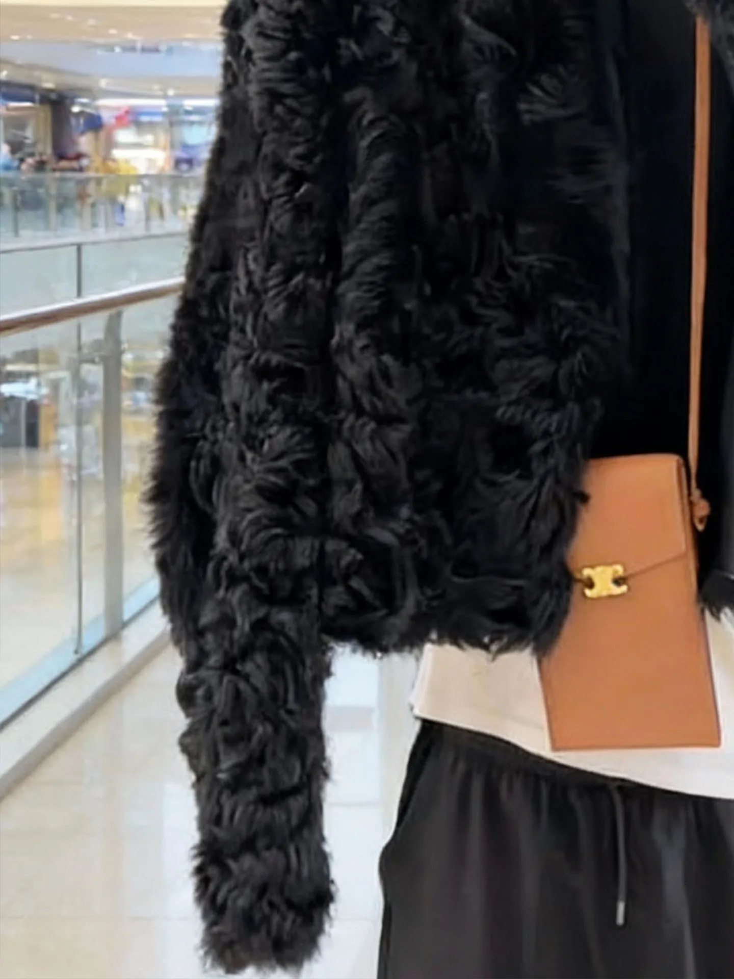 Unikatowy płaszcz damski ze skóry z podszewką z futra, styl casual, model stójka, długi rękaw...