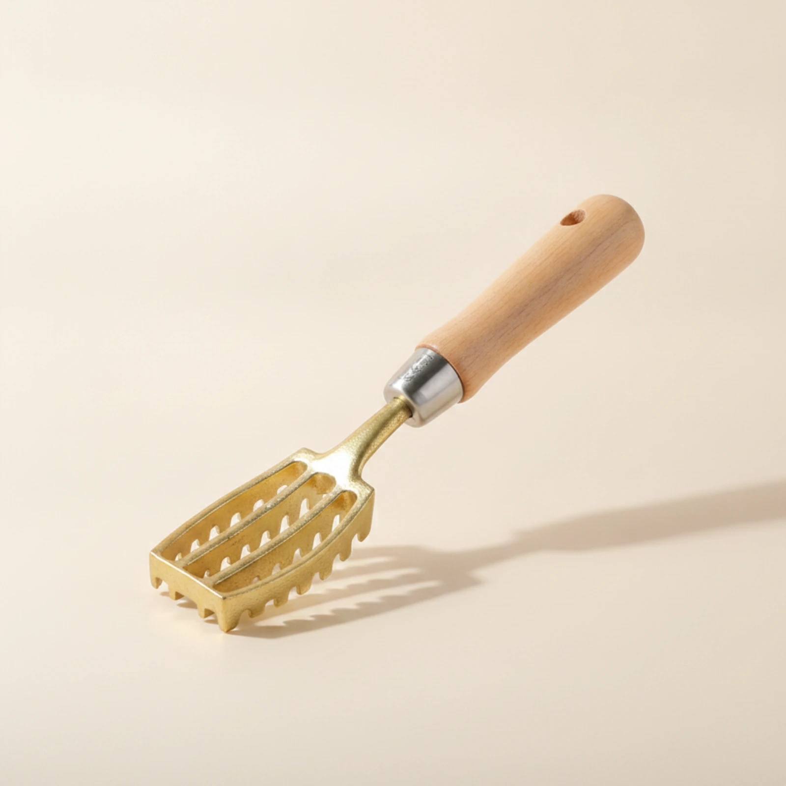 Brass Seafood Scaler with Wooden Handle Manual Seafood Scale Scraper with Wooden Handle Kitchen Tool Traditional Long-Lasting