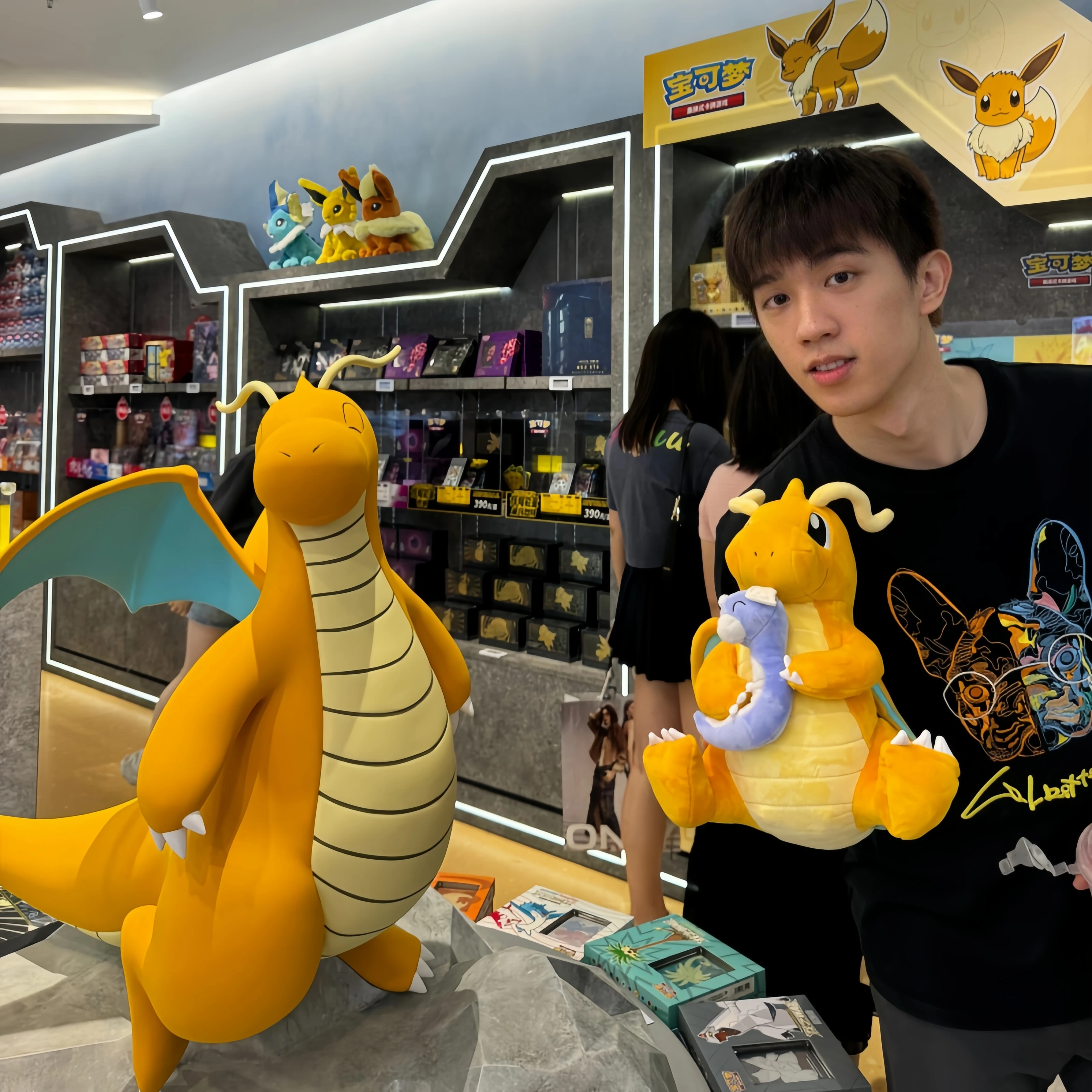 

Pokemon Pikachu Plush Toy Charizard Dragonite Stuffed Doll Holding Dratini Tyranitar Larvitar Anime Peluche Collectible Soft Toy