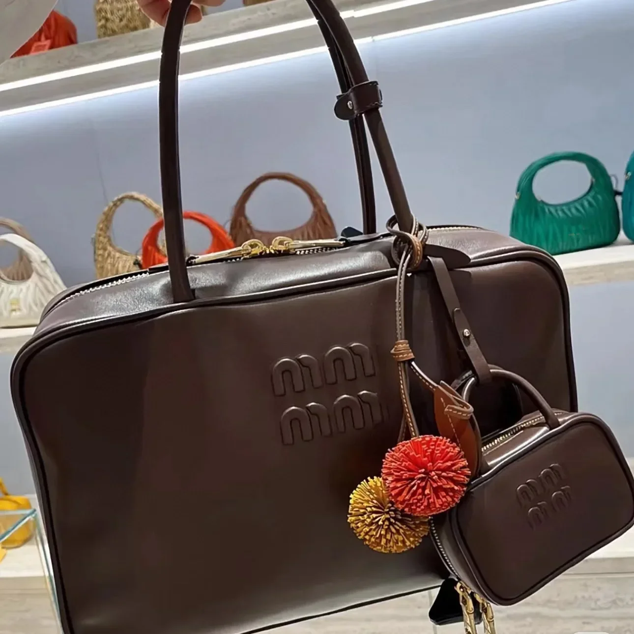 2025 موضة فاخرة نمط قسط miu إكسسوارات الأمتعة المفاتيح المعدنية والجلود موضة الاتجاه سيارة المفاتيح الإبداع