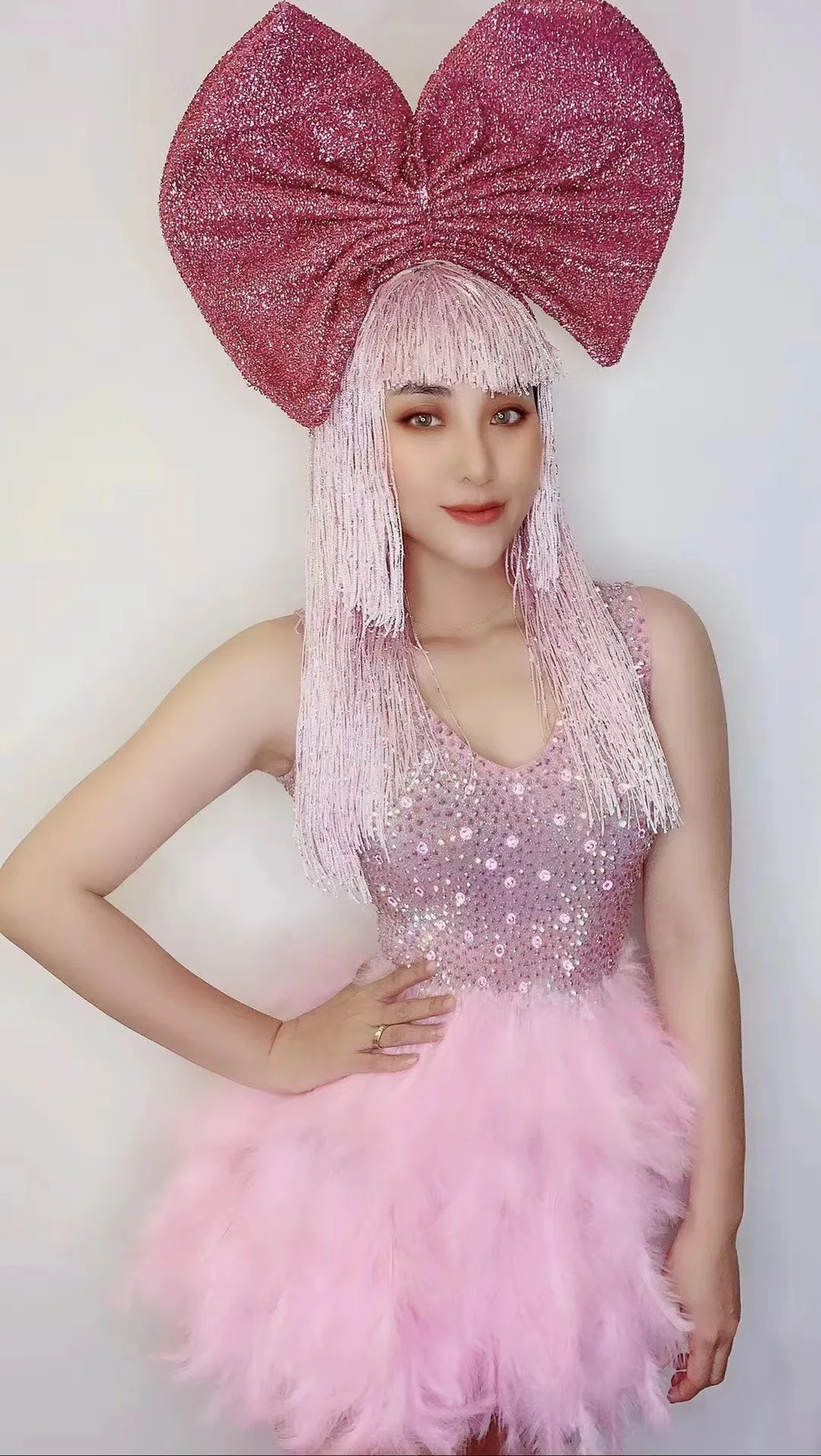 

SparklyCrystalsPinkBacklessFeatherDressWomenBirthdayPartyDress HeaddressShowPerformanceNightclubBarDanceCostume