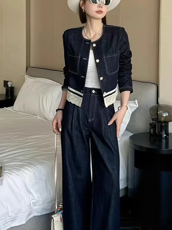 

Модный джинсовый комплект с рюшами и вставками для женщин, весна 2025: куртка с круглым вырезом и длинными рукавами, брюки с широкими штанинами, комплект из двух предметов, трендовый