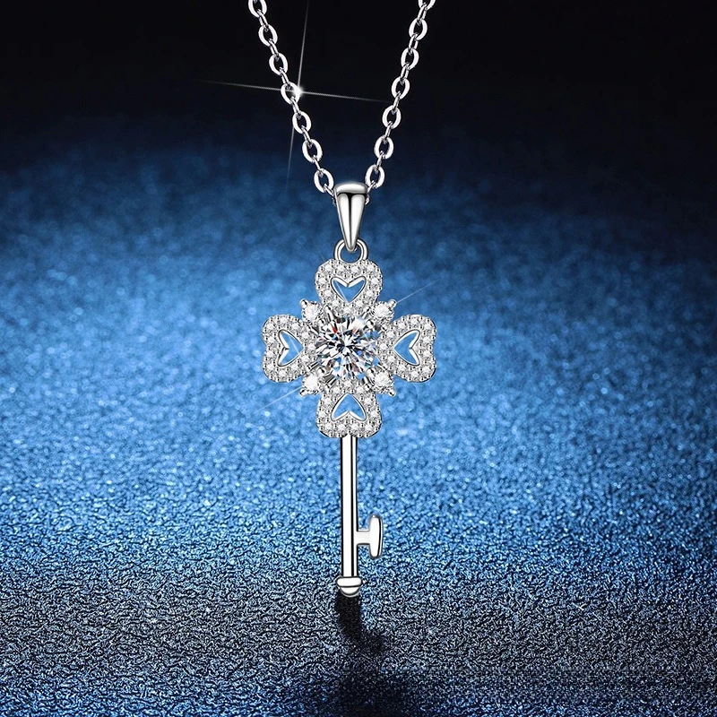Latest Platinum PT95018k Gold Lucky Grass Key Necklace for Women in Europe and America, Mozambique Stone Necklace for Women