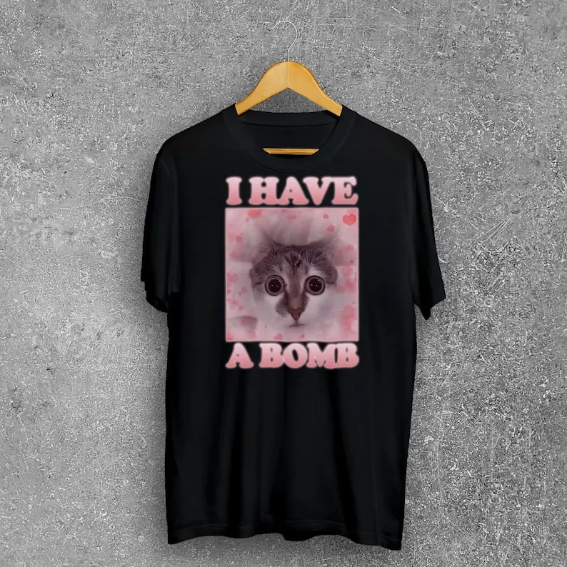 

Футболка I Have a Bomb Funny Cat Dank meme, подарки для любителей кошек, футболка Unhinged, уродливые рубашки, футболка Edgy Cringe