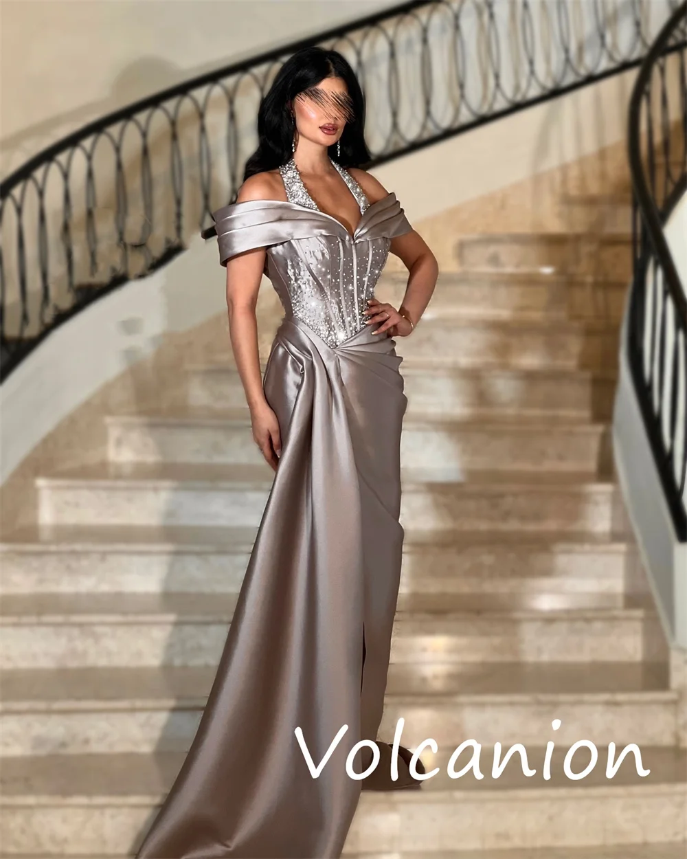 Moda personalizzata Charmeuse Paillettes Piega Tromba Halter Abiti lunghi Occasioni su misura Pastrol di alta qualità