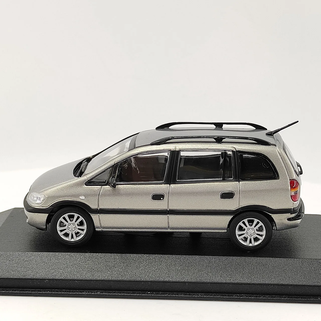 Caja agrietada Diecast escala 1:43 ZAFIRA Van Transporter coche en miniatura de aleación juguete coleccionable regalo adorno de exhibición de recuerdo