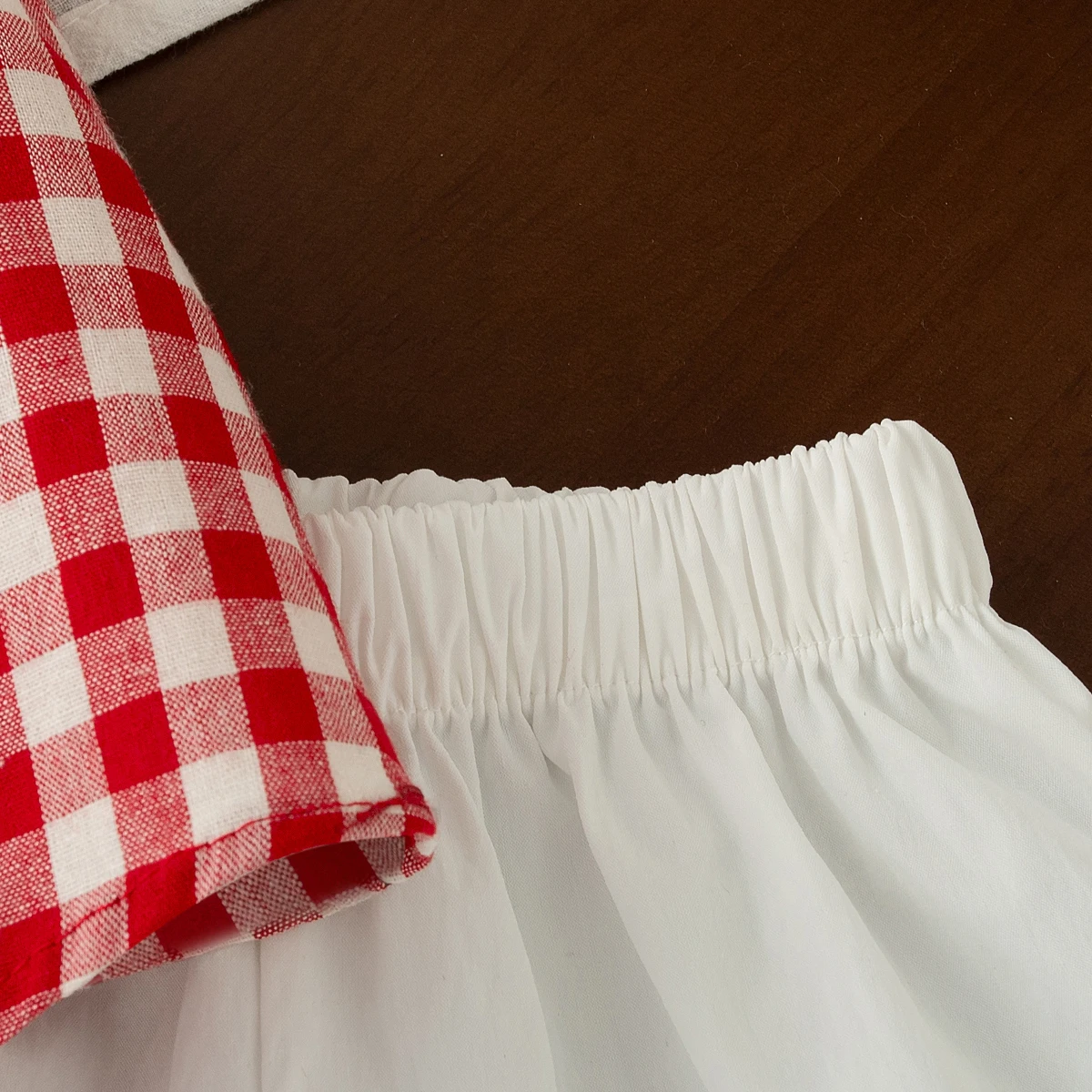 Sommerliches, hübsches Baby-Mädchen-Outfit-Set, bequemes, rot kariertes Oberteil mit Puppenkragen und Cartoon-Stickerei sowie einfarbige weiße Kleinkind-Shorts – Detail 11
