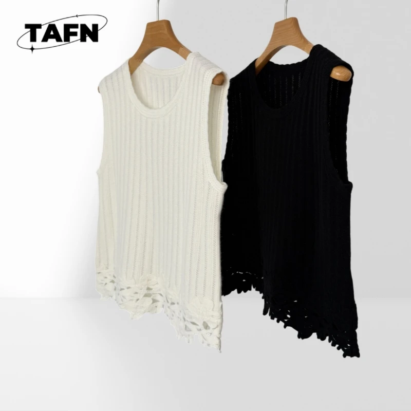 

Trendy Solid Color Knit Sweater for Men, Cozy and Fashionable for Winter Light and Elegant for Any Occasion AH0207