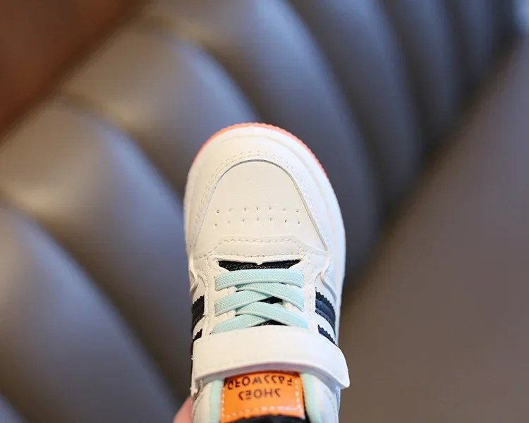 Kindersneaker, modisches Design, weiße, rutschfeste Freizeitschuhe für Jungen und Mädchen, atmungsaktive Sneaker mit Schnürsenkeln, Outdoor-Schuhe für Kleinkinder. – Detail 2
