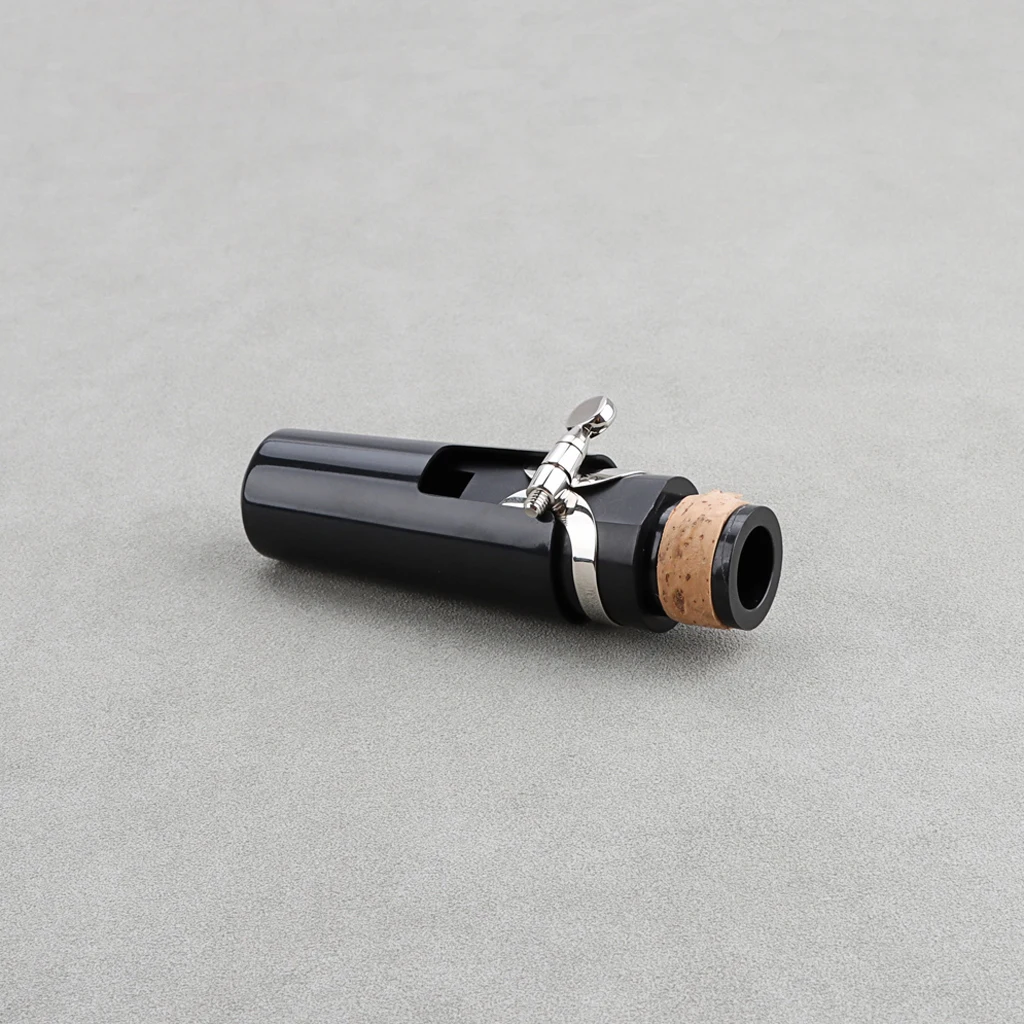 A set of Bb Clarinet Mouthpiece Kit with Silver-Plated Ligature and Plastic Cap