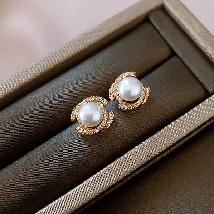 

Silver Needle Zircon Pearl Double C Stud Earrings for Women French Retro Elegant Stud Earring Light Luxury High-end Jewelry
