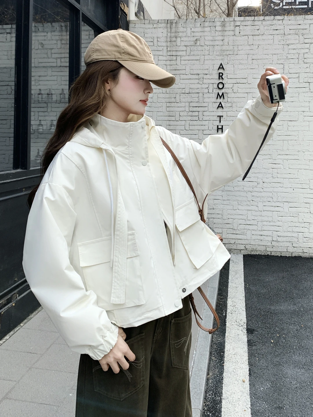 

Бежевая укороченная куртка с воротником-стойкой и капюшоном на шнурке, женская повседневная весенне-осенняя новинка, маленький размер, приталенный крой