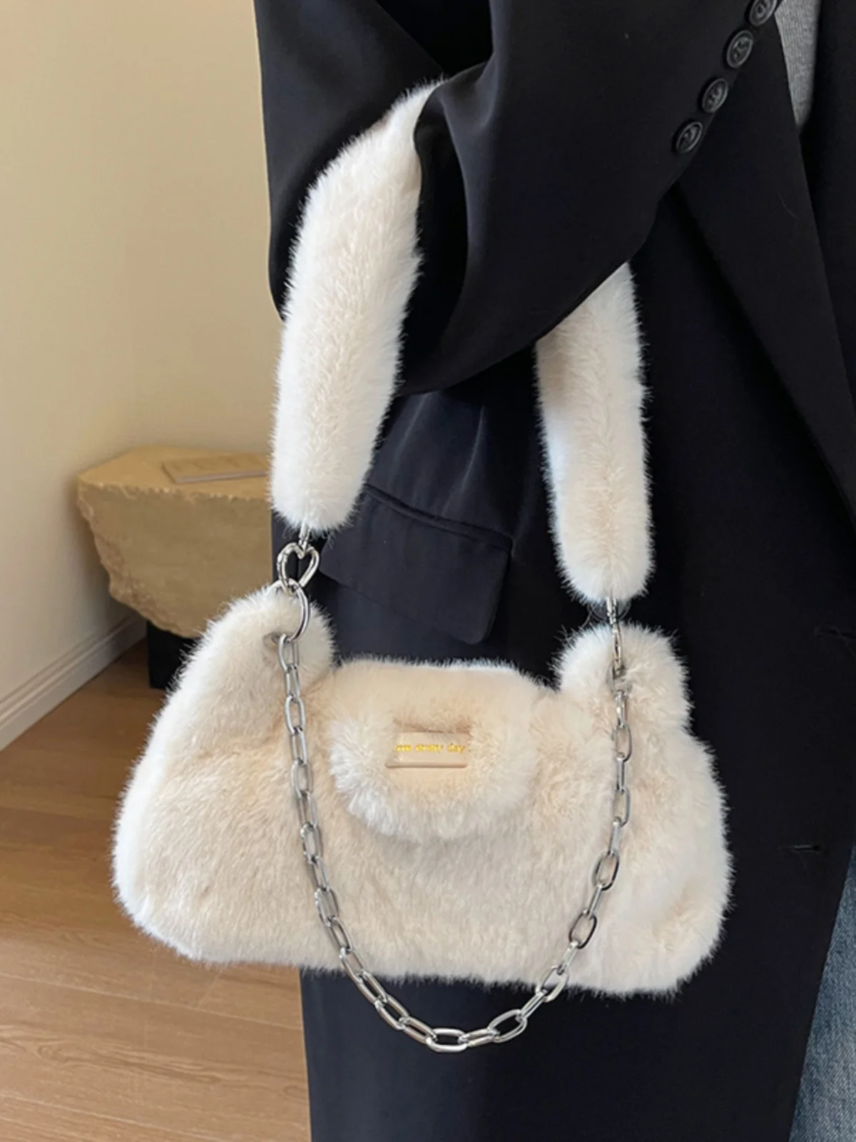 

Autumn/winter Niche Design Plush Velvet Bag For Women 2023 New Popular Crossbody Bag Single Shoulder Armpit Plush Bag