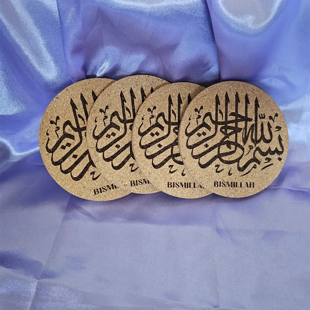 4 Stück Bismillah arabische Kalligraphie Holzkorken Untersetzer für Ihren Tisch Ramadan Küche Home Decor islamisches muslimisches Geschenk Eid Al-Adha