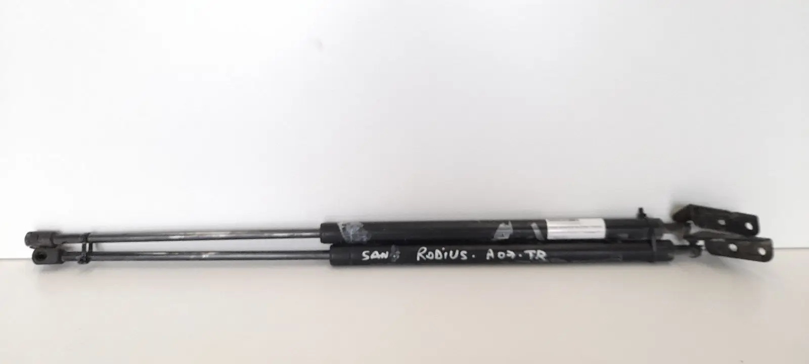 

1 шт., амортизаторы для багажника RODIUS 7143021001 2,7 2005