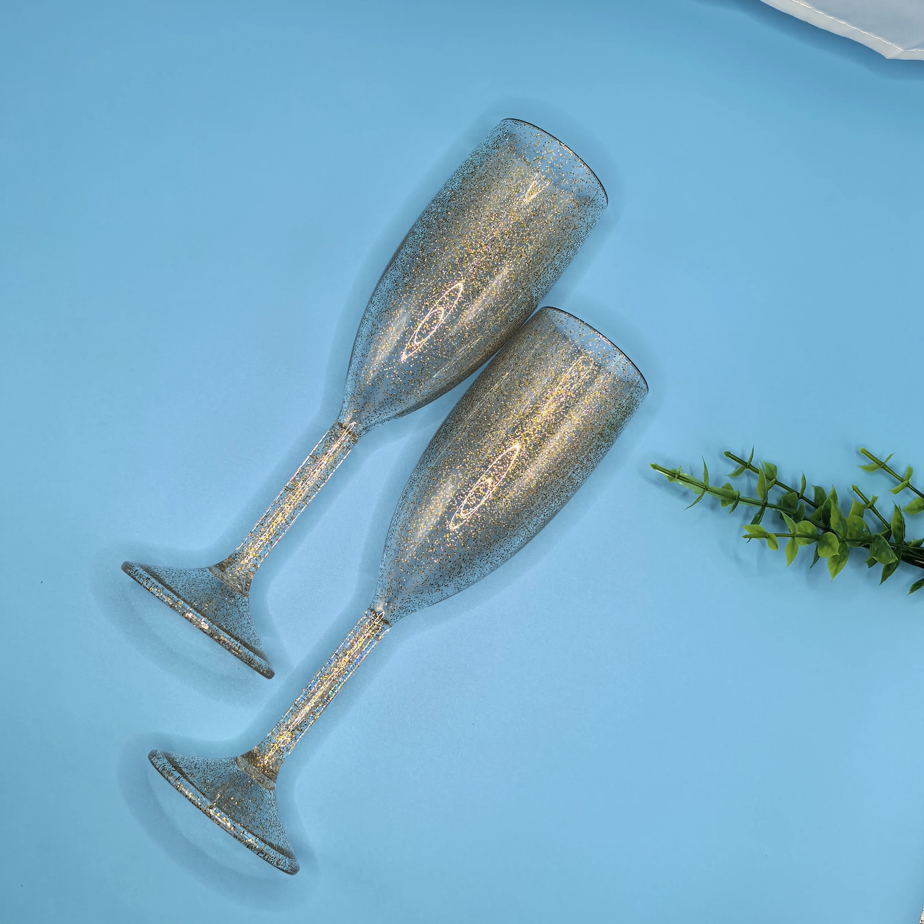 Элегантные сверкающие золотые флейты для шампанского, бокалы-флейты, на подкладке, с высокими бокалами для вина.