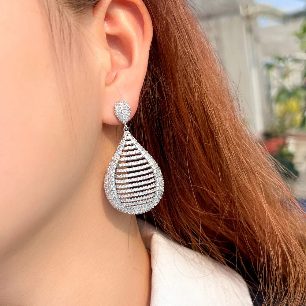 CWWZircons Schwer mit Zirkonia besetzte, vollständig mit Zirkonia verzierte, ausgehöhlte, luxuriöse, lange, große Hängeohrringe für Bräute, Großhandel E0957 – Detail 2