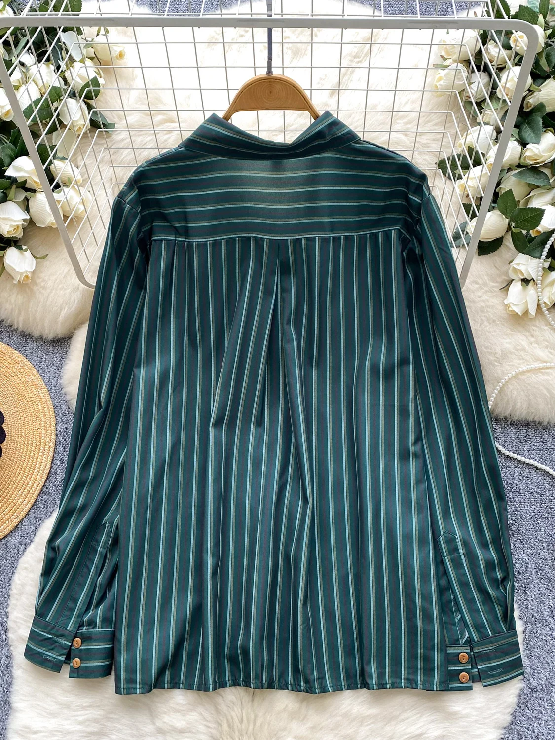 ゆったりとしたカジュアルなロングスリーブのレディース服、韓国風のファッショナブルな襟付きシングルボタンストライプトップス、通勤に最適