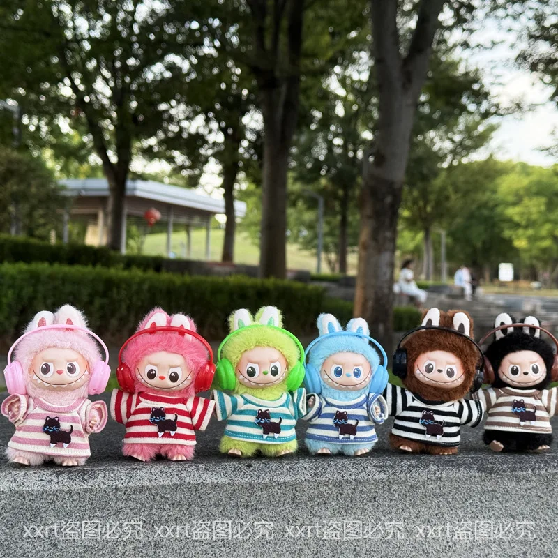 4e generatie Mini Labubu Heart Code Series streetwear set, kat sticker gestreept T-shirt met bijpassende hoofdtelefoon voor 10 cm vinyl pop