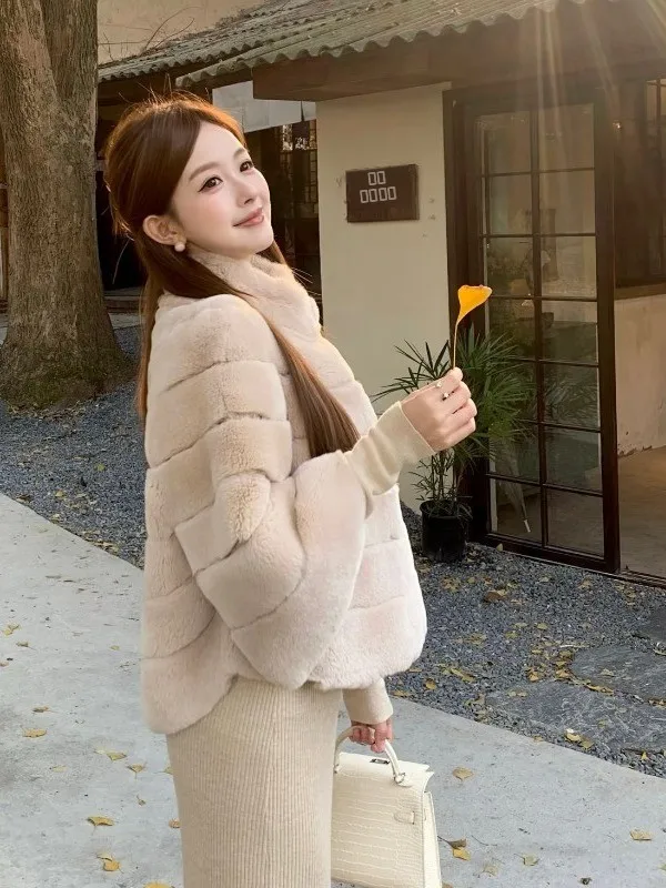 スリムフィットで暖かい環境に優しいレザーファーのジャケット、レトロなレディースウィンドジャケット、2025年冬のファッショナブルなアウターウェア、若い女性向け