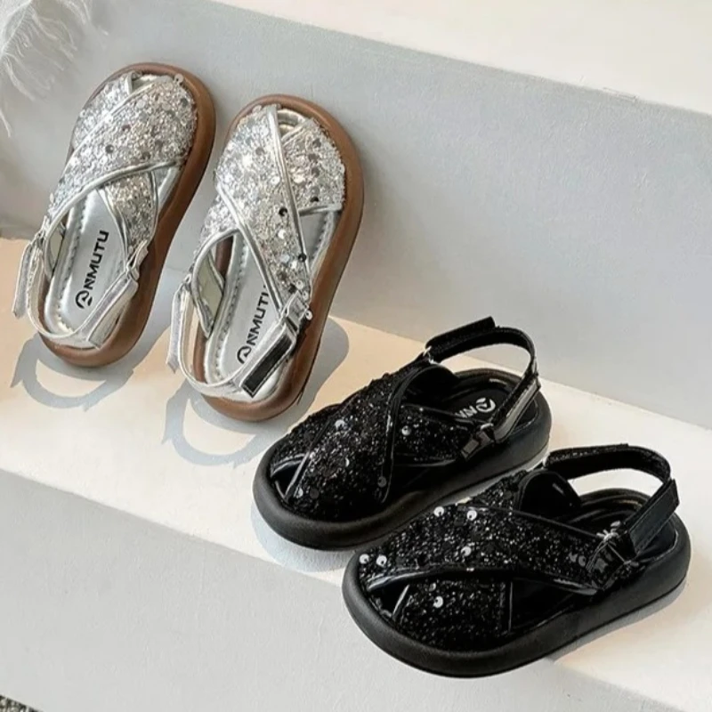 Elegant girls' sandals fashionable and shiny toe cap sandals 2026 summer new flat shoes comfortable and fashionable sandals