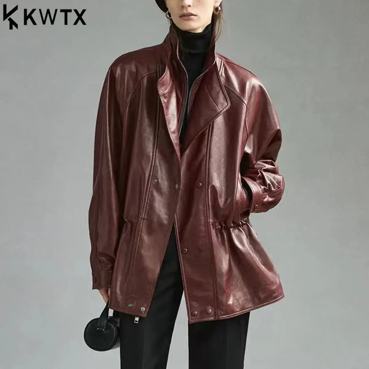 

KWTX 2026 Новая модная женская укороченная куртка из искусственной кожи с двубортным воротником, поясом на талии и завязками, повседневное осеннее пальто-тренч