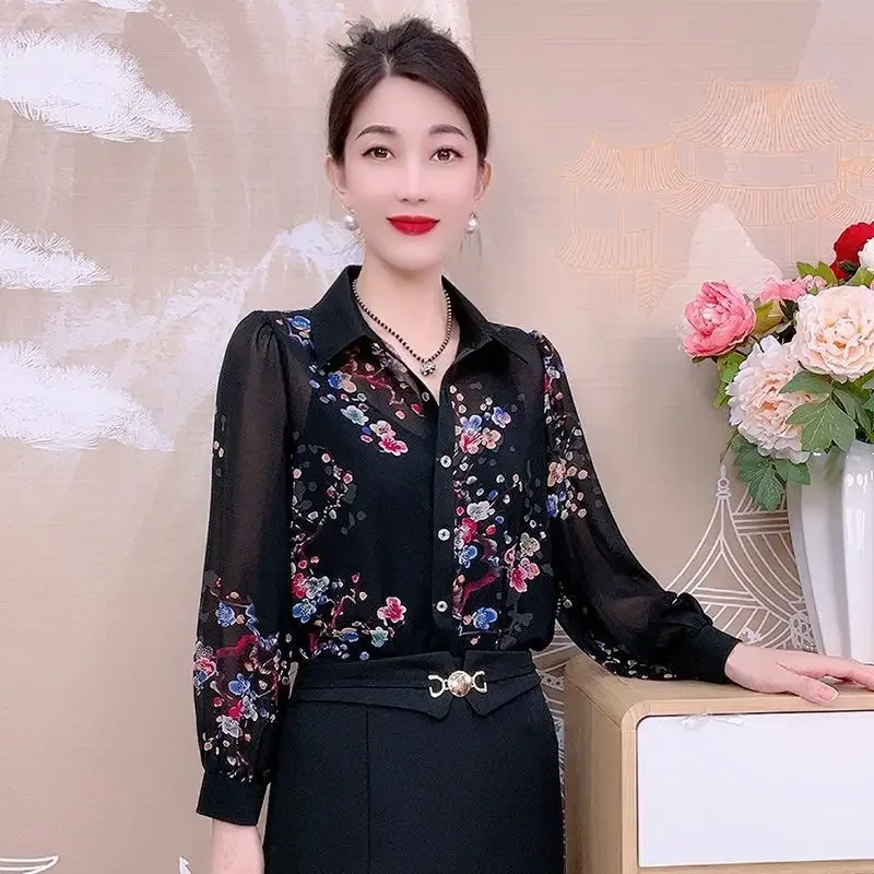 

Женская одежда на новой и атмосферной рубашке для мам. Рубашка, уменьшающая возраст. Элегантная и элегантная. Для людей среднего и пожилого возраста.