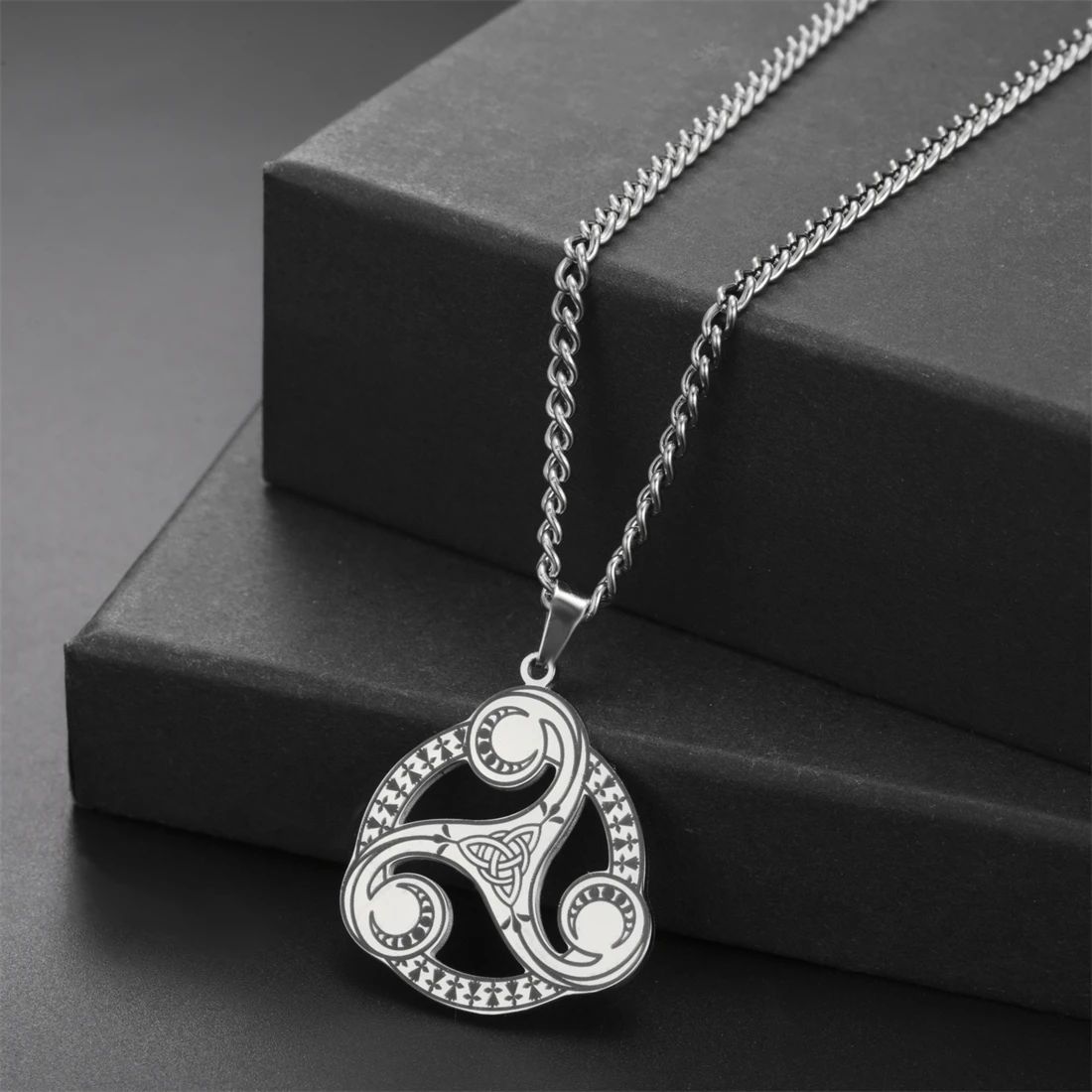EUEAVAN الثالوث سلتيك عقدة قلادة الفولاذ المقاوم للصدأ الساحرة القمر المرحلة Triskelion رمز قلادة المختنق الأيرلندية تميمة مجوهرات هدية