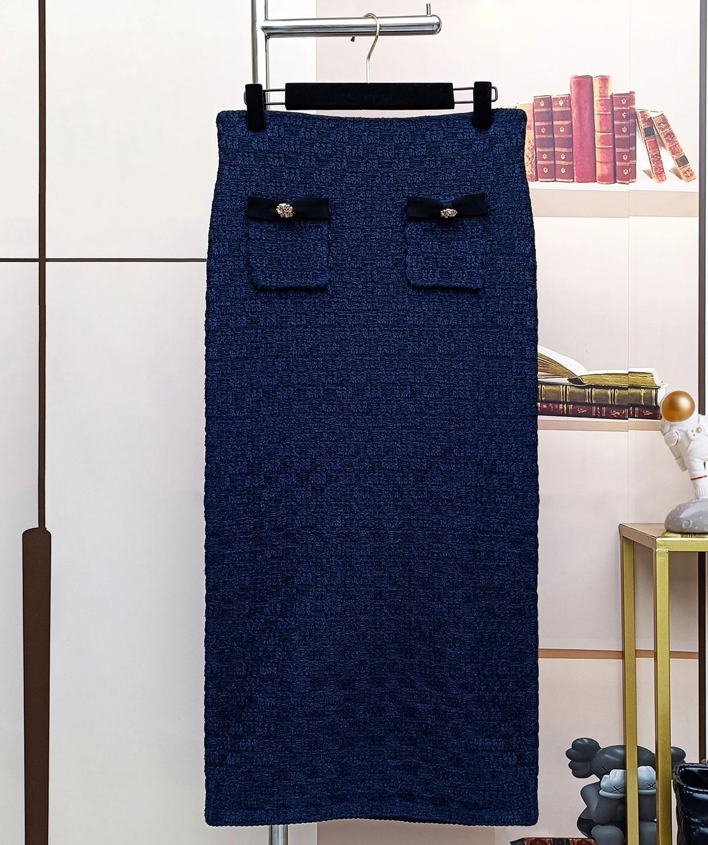 Abito da donna in due pezzi alla moda blu scuro qui cardigan a maniche lunghe o gonna di media lunghezza slim fit