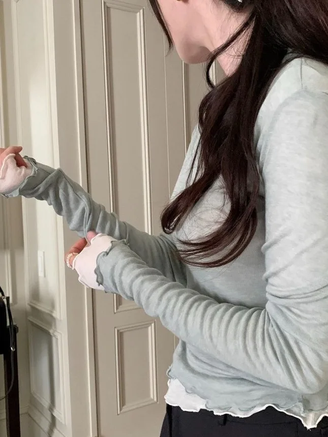 スリムフィット長袖ニットTシャツ レディース シックな秋の木目調エッジデザイン 通気性のあるベースレイヤー マイクロ透け感トップ