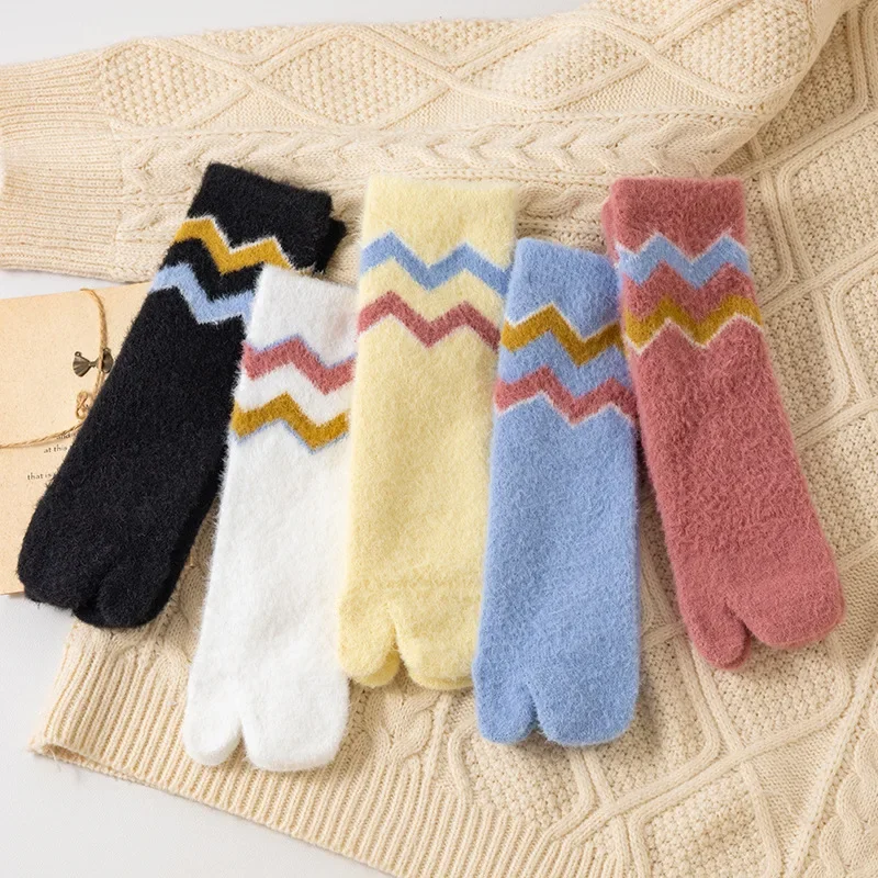 3/5 Pairs of Women's Two Finger Socks with Autumn and Winter Wavy Stripes, Thickened and Warm Split Toe Midsole, Women's Socks