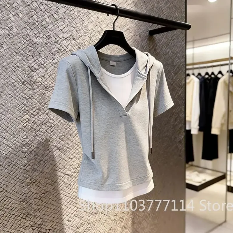 Neues Sommer V-Ausschnitt Kurzarm-Oberteil Trendiger Western-Stil Atmungsaktives Schlankmachendes Basis-T-Shirt Falsches Zweiteiler-Damenoberteil mit Kapuze – Detail 7