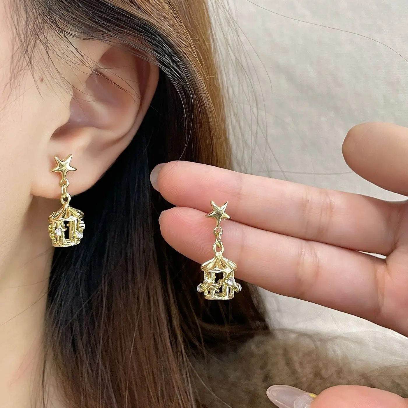 1 par de aretes lindos de carrusel a la moda para mujer