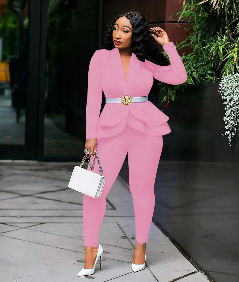 Herbstliches Damen-Outfit, bestehend aus zwei Teilen: ein einfarbiges Oberteil mit V-Ausschnitt und langen Ärmeln, ein Blazer mit Peplum-Saum und eine Bleistiftrockhose – ein elegantes, formelles Business-Outfit für den Büroalltag, erhältlich in großen Größen. – Detail 10