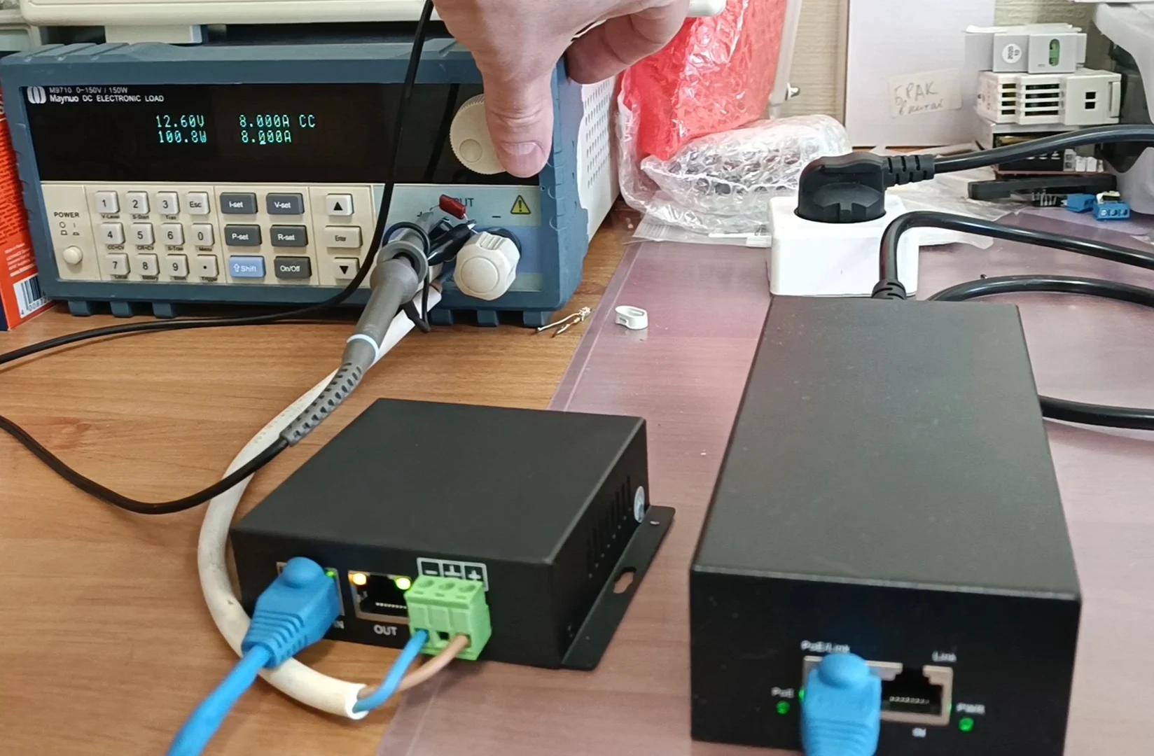 مقسم POE مثبت على الحائط 30/60/90 وات 12 فولت أو 24 فولت تيار مستمر مخرج 2500 ميجابت في الثانية