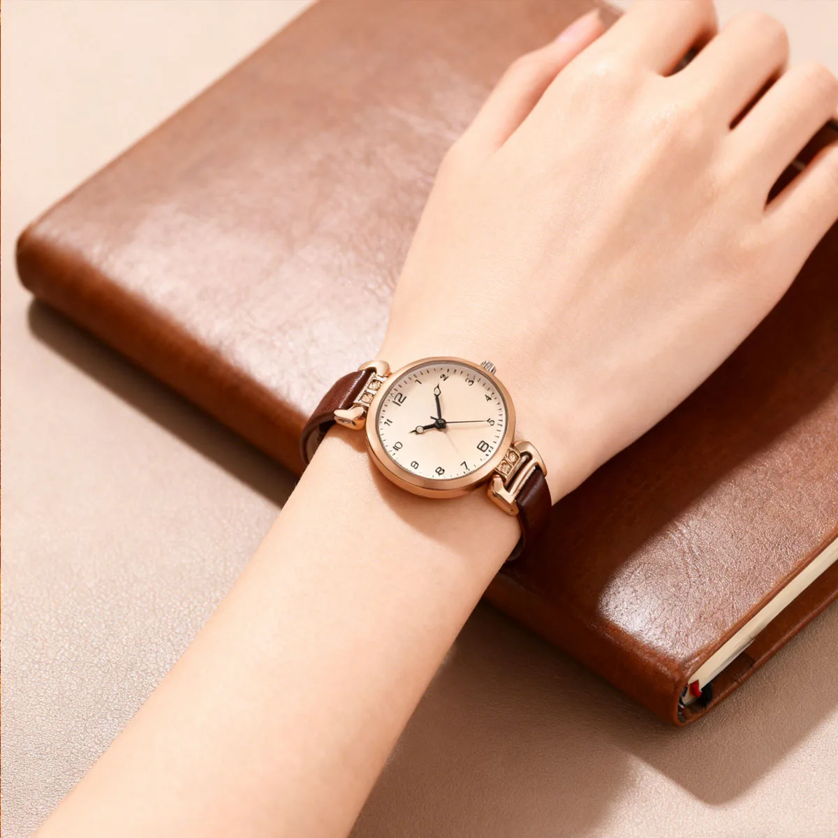 

1 шт. — Ретро-часы для женщин, в стиле студенческого института, с высокой эстетикой, легкая роскошь, британский стиль, маленький циферблат, женские кварцевые часы