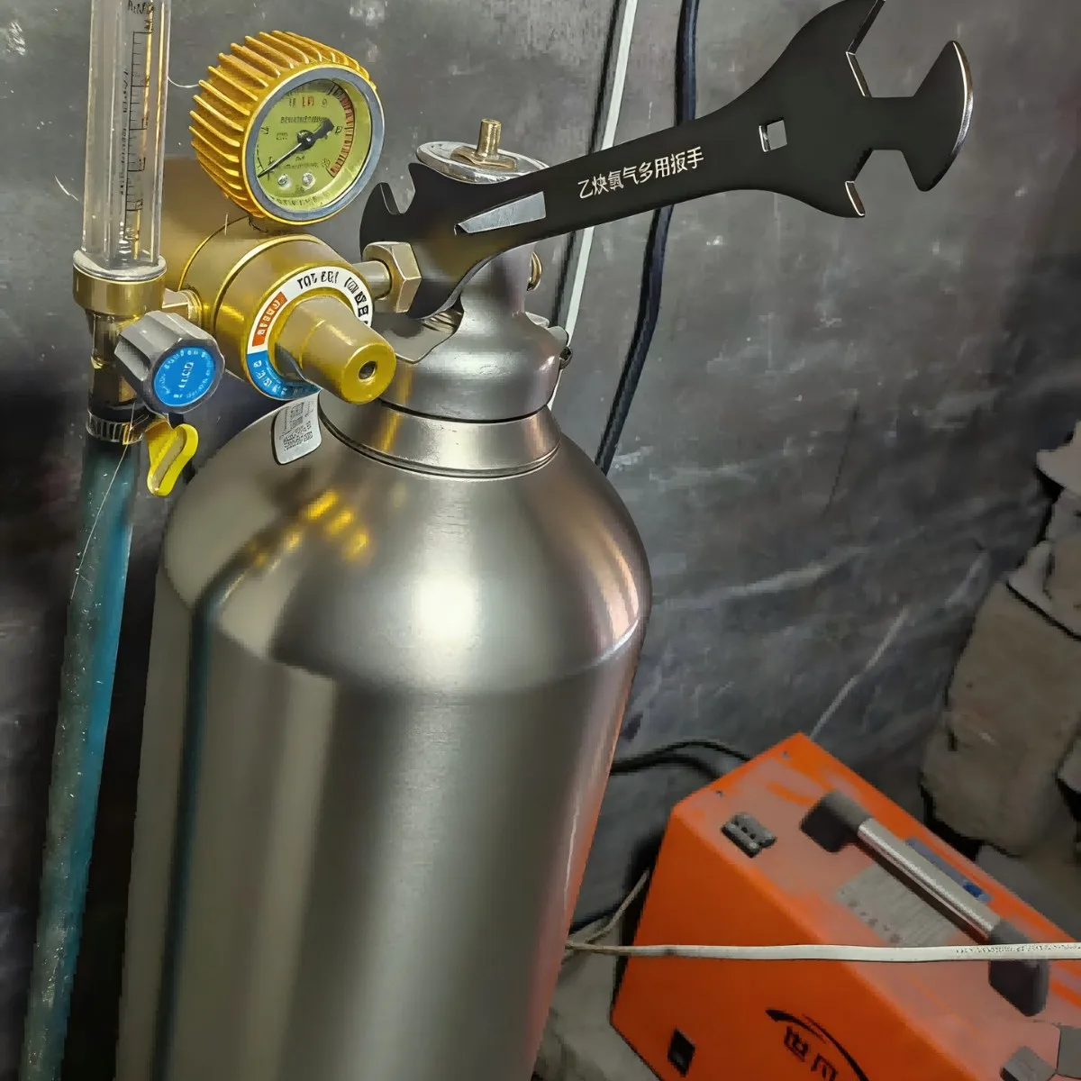 Sturdy Wrench for Oxygen Argon Gas Cylinder Valves Supporting Routine Maintenance and Pressure Reducer Tuning Tasks