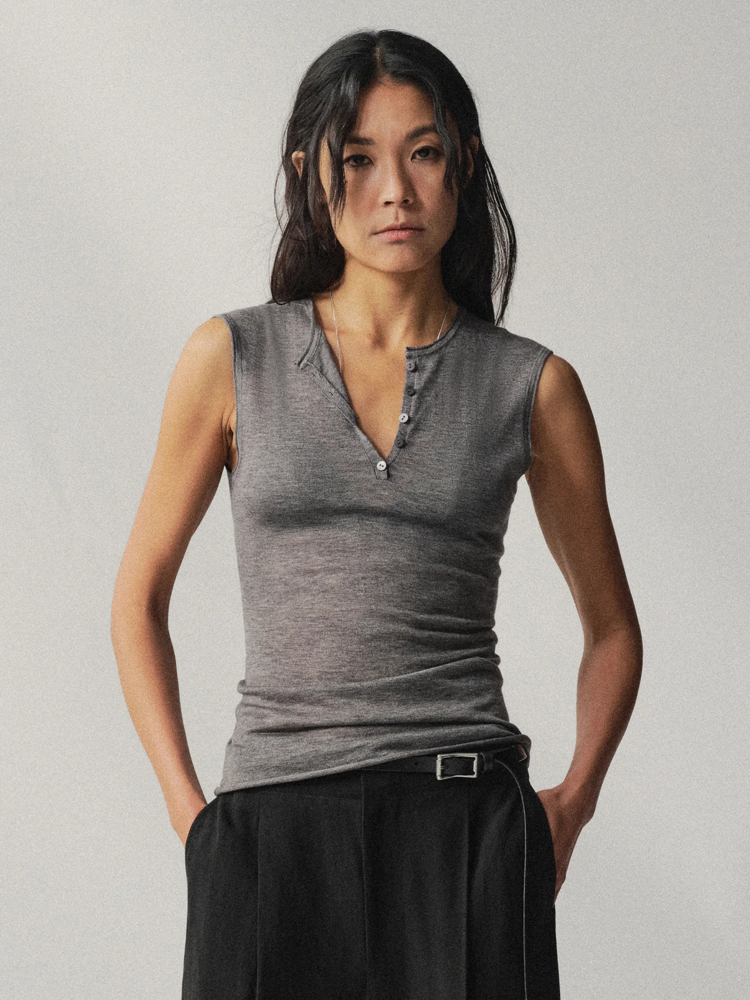 

Женский жилет Liegee Multi-Color Classic Henley из шелка и шерсти с V-образным вырезом и Y-образными бретелями, повседневный, дышащий, стандартный крой