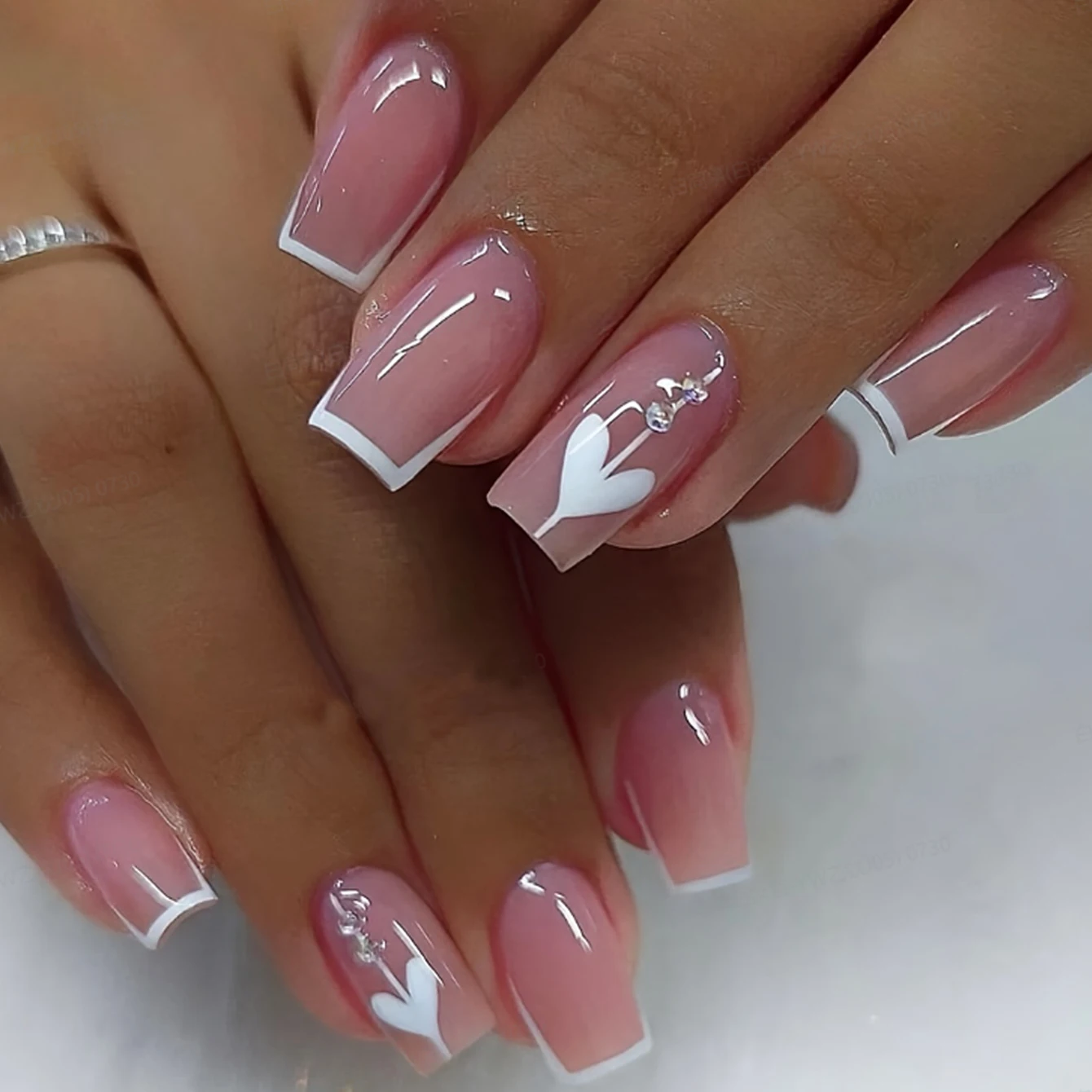 24 STKS Amandel Nagel Wit Volledige Dekking Nagelpers Rode Hartvormige Nagelglans Eenvoudige Pasta Nagel Geschikt voor Vrouwen