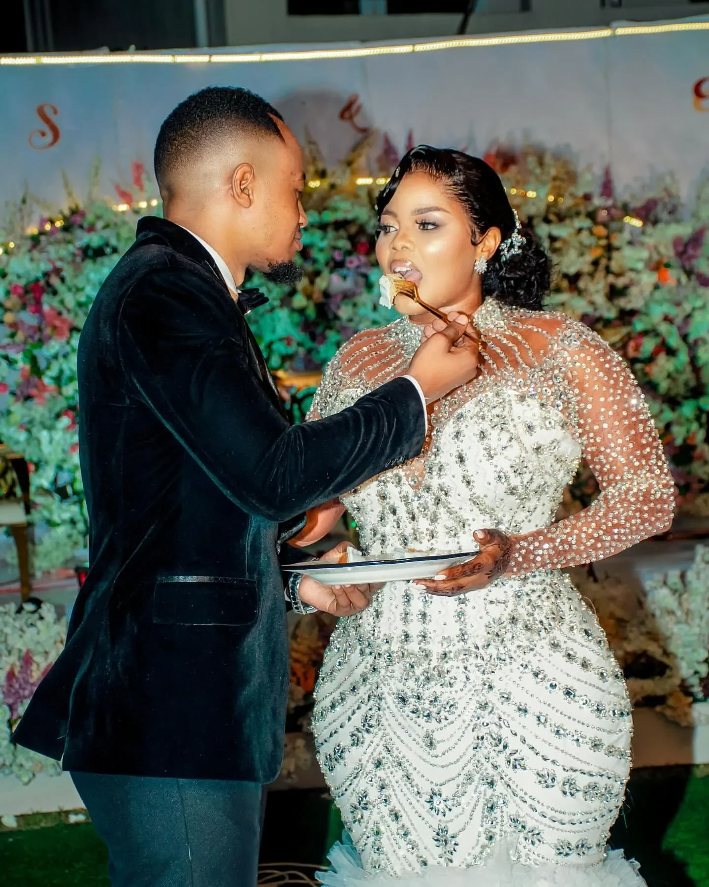 Aangepaste hoge hals sprankelende kristallen kralen zeemeermin trouwjurk Robe De Mariée lange mouwen lagen tule bruidsjurk