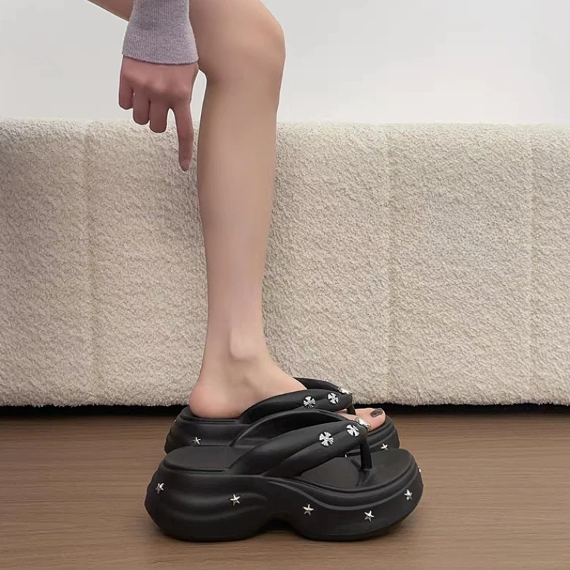 

Женские шлепанцы на танкетке с толстой подошвой, модные сандалии на платформе, новинка лета 2026, пляжные тапочки