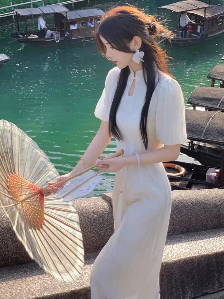 nouvelle-robe-qipao-modifiee-slim-fit-blanche-pour-jeunes-femmes-style-chinois-Elegante-et-tendance-collection-Ete-2025-haute-qualite