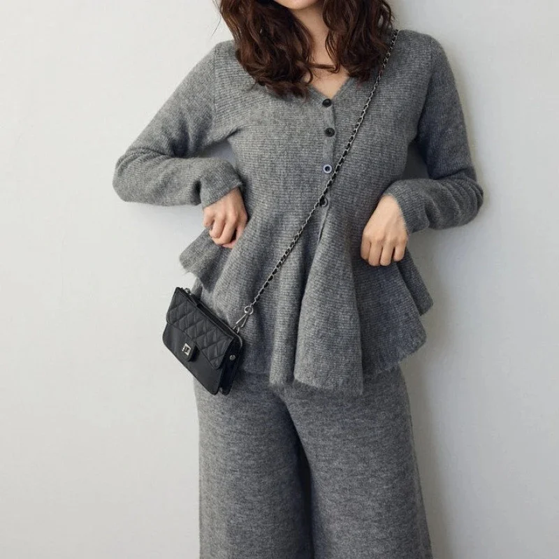 

Трикотажный комплект из топа с V-образным вырезом и рюшами и брюк: элегантный, мягкий, повседневный, шикарный наряд для женщин – идеально для офиса, свиданий, путешествий, лета, в подарок