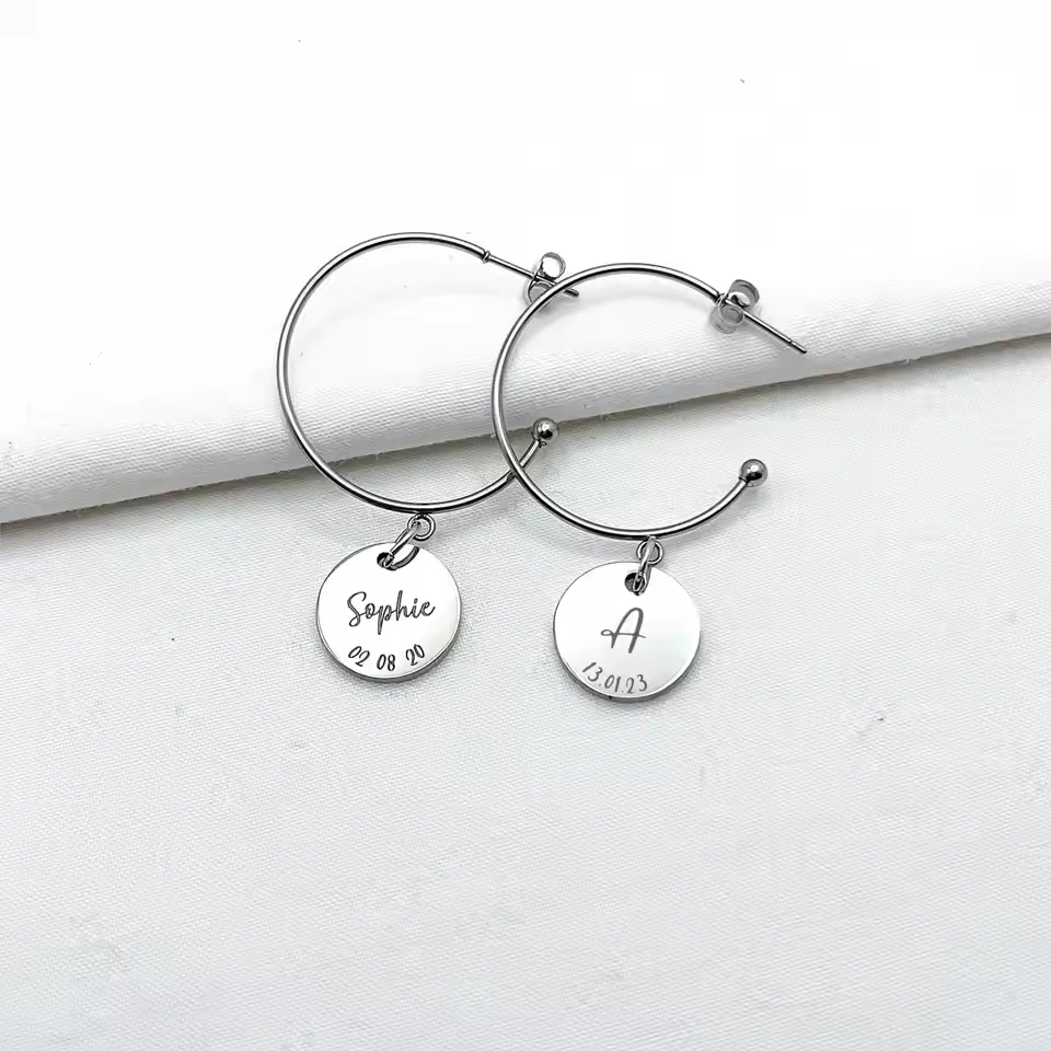 

Серьги из нержавеющей стали с резным именем и датой, подарок на день матери, подарок на день рождения, модные нишевые серьги