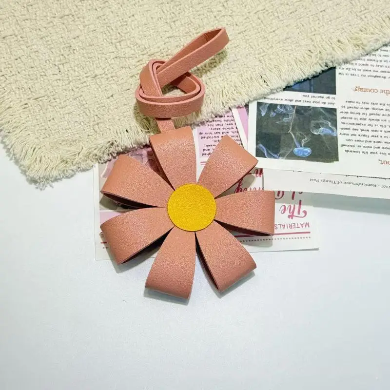 Leder-Blumen-Taschenanhänger mit niedlichem 3D-Design, in verschiedenen Farben erhältlich, zum Verzieren von Handtaschen, Rucksäcken und Schlüsselanhängern. – Detail 3